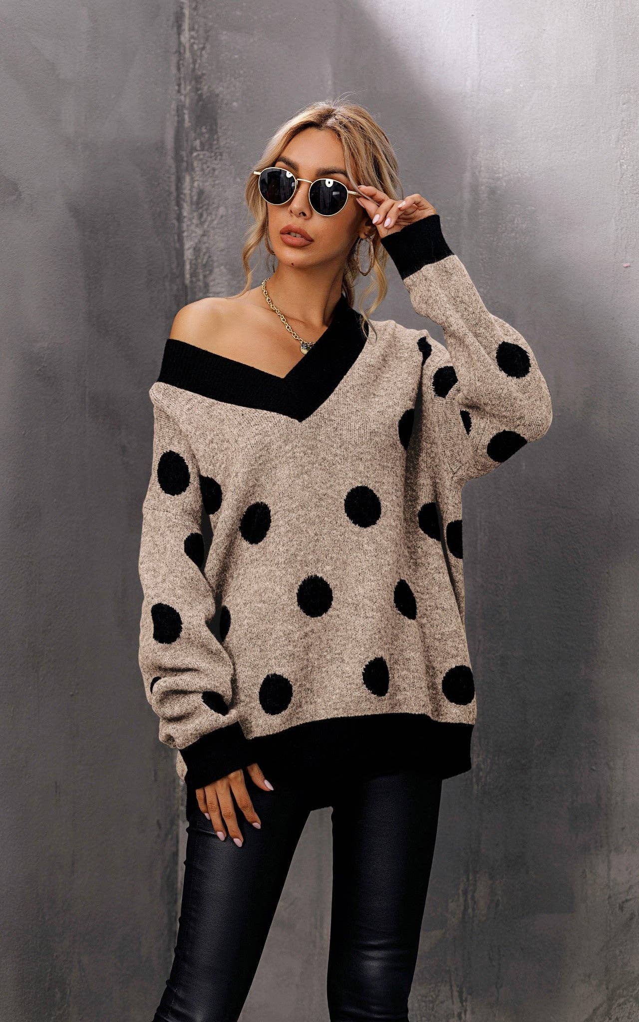 Pull col V en laine mélangée à imprimé pois beige et noir